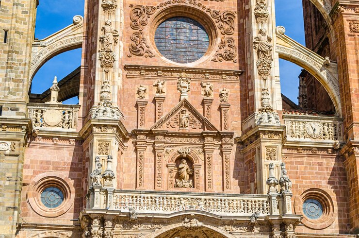 Foto catedral gótica de astorga castela e leão espanha com elementos adicionados de estilos posteriores claustro neoclássico torres barrocas capitéis e fachada e o pórtico renascentista