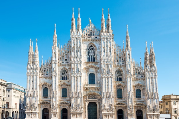 Catedral gótica Duomo na praça em Milão, Itália