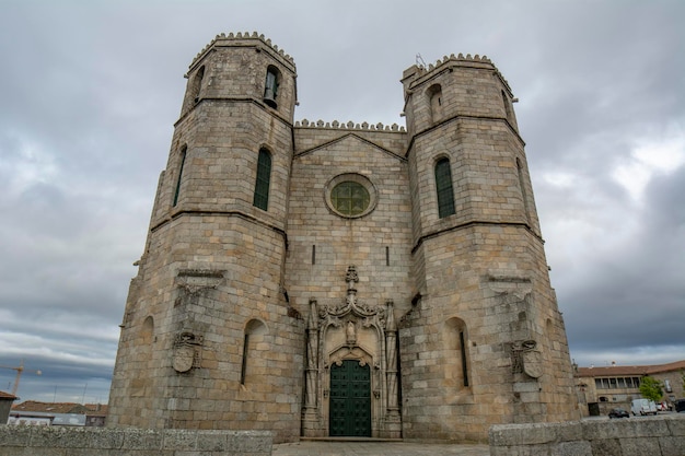 Catedral gótica de Guarda un día nublado de verano