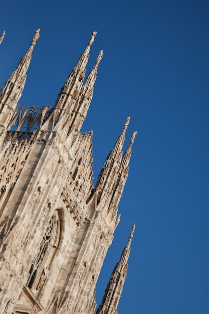 La catedral gótica tardó casi seis siglos en completarse. Es la cuarta catedral más grande del mundo y, con mucho, la más grande de Italia.