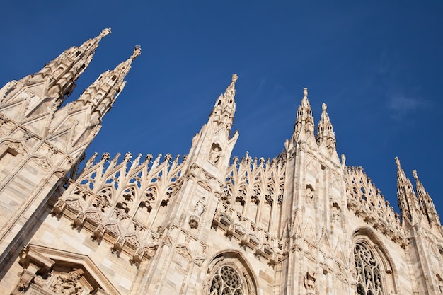 La catedral gótica tardó casi seis siglos en completarse. Es la cuarta catedral más grande del mundo y, con mucho, la más grande de Italia.