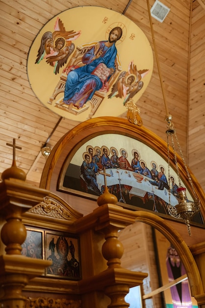 Catedral de la iglesia ortodoxa con íconos y altar