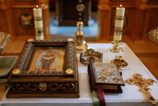 Catedral de la iglesia ortodoxa con íconos y altar