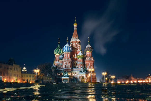 Catedral iluminada na cidade à noite