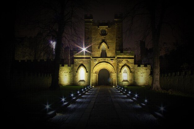 Foto catedral iluminada por la noche