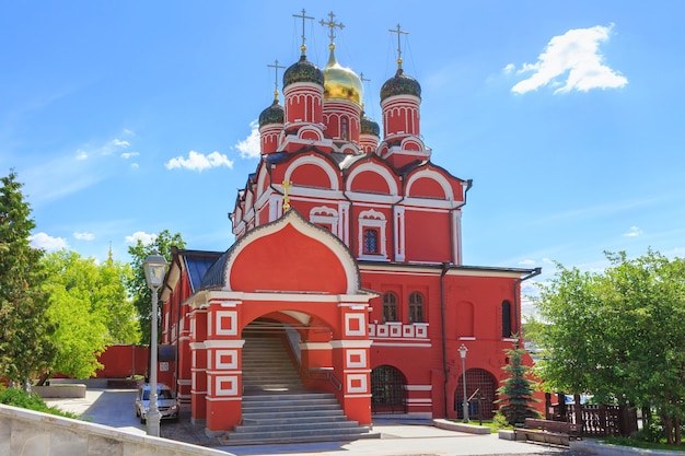 Catedral de la Madre de Dios, signo del antiguo monasterio Znamensky en Moscú