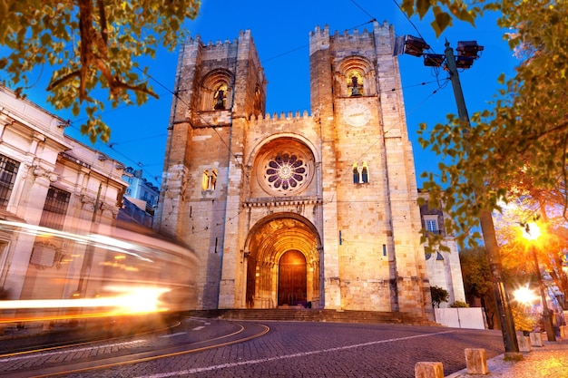 Catedral maior de Santa Maria na rua Lisbon.Portugal.Lisbon à noite. Turismo de turismo.