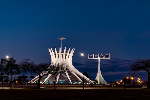 La catedral metropolitana de brasilia en la noche