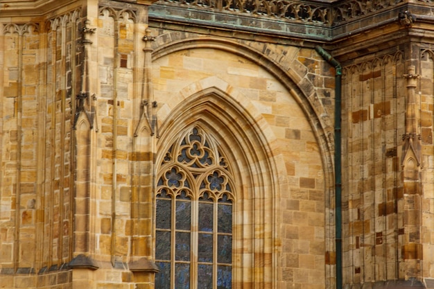 Foto la catedral metropolitana de san vito wenceslao y adalberto es una catedral católica romana con espectaculares vidrieras medievales.