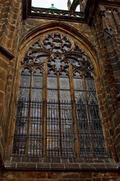 Foto la catedral metropolitana de san vito wenceslao y adalberto es una catedral católica romana con espectaculares vidrieras medievales.