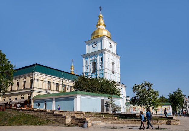 Catedral de Mikhailovsky en la plaza de Mikhailovska. El Monasterio de las Cúpulas Doradas de San Miguel es un monasterio en funcionamiento en Kiev, la capital de Ucrania.