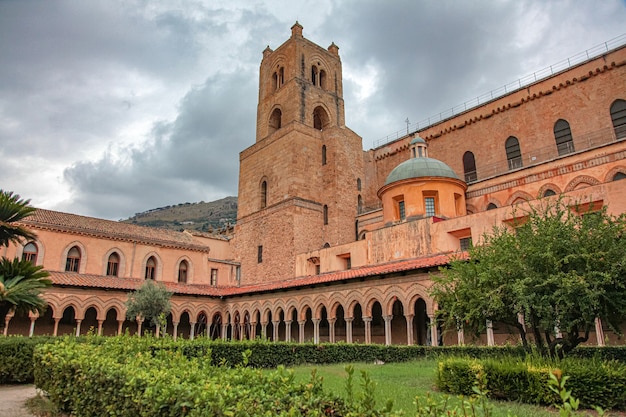 Catedral de Monreale en Sicilia. Vista desde los jardines internos.