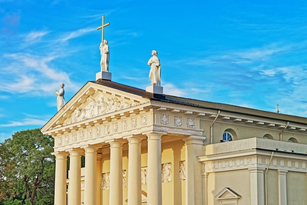 Catedral na Praça da Catedral na cidade velha de Vilnius, Lituânia.