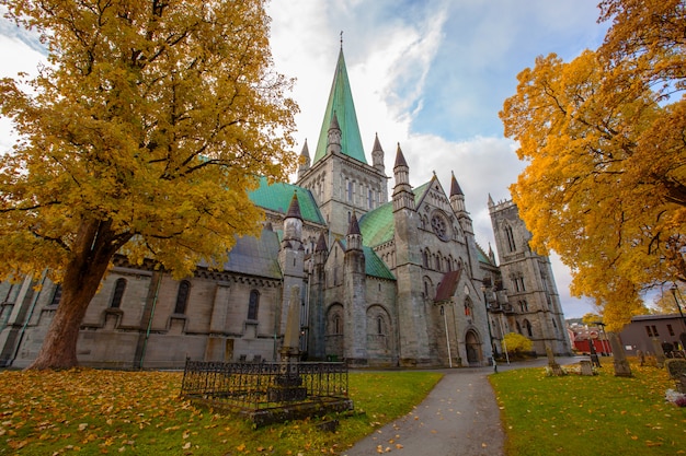 Catedral de Nidaros en paisaje de otoño