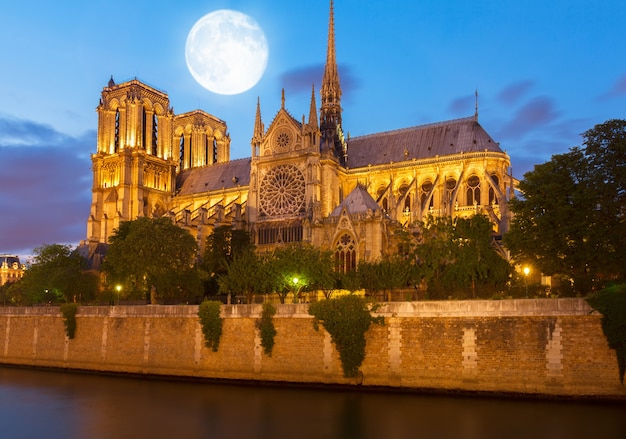 La catedral de Notre Dame en la noche azul con la luna, París, Francia