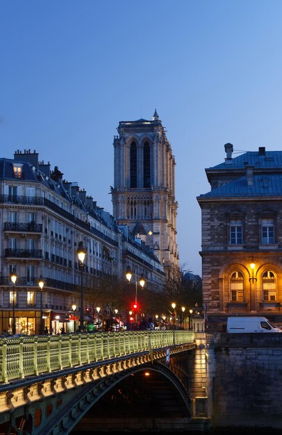 La Catedral de Notre Dame en la noche París Francia