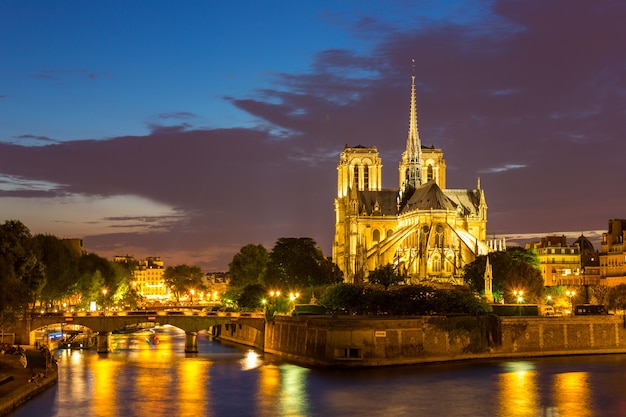 La catedral de Notre Dame en París al atardecer