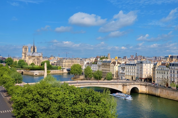 Catedral de Notre-Dame en París en primavera, una vista aérea