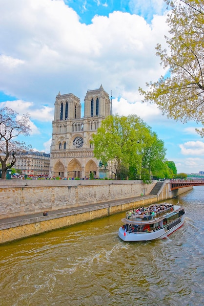 Catedral de Notre Dame de París y río Sena en Francia. Es francés para la Catedral de Nuestra Señora en París. Es una de las iglesias más conocidas del mundo.