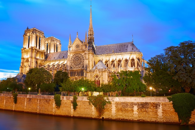 Catedral de Notre Dame puesta de sol en París Francia