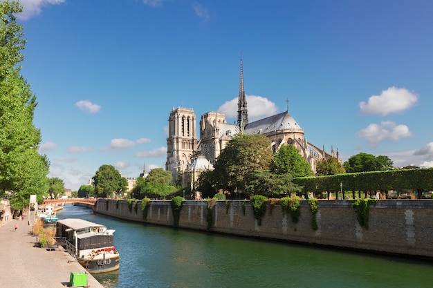 La catedral de Notre Dame y el río Sena en el día de verano, París, Francia