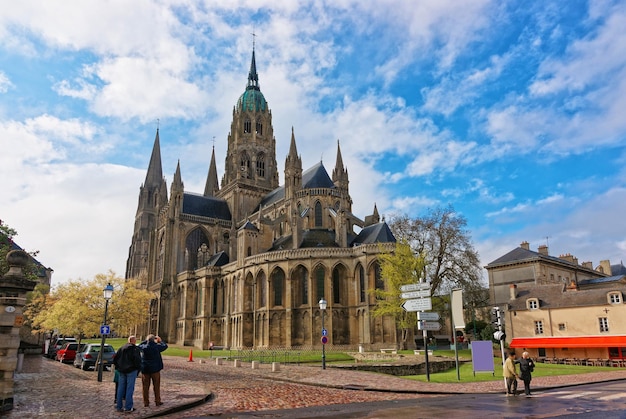 Catedral de Nuestra Señora de Bayeux en el departamento de Calvados de Normandía, Francia. gente en el fondo