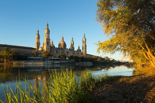 Catedral de Nuestra Señora del Pilar en la mañana. Zaragoza