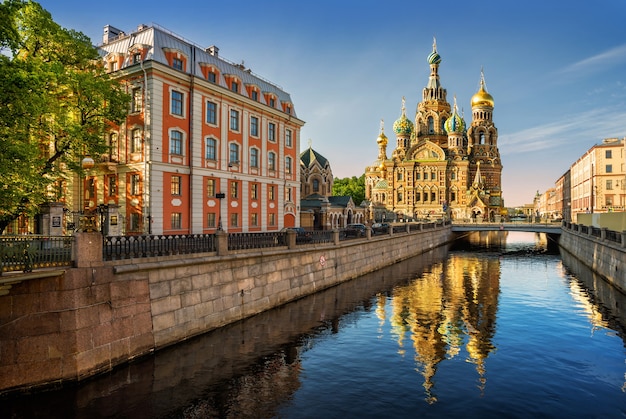 La Catedral de Nuestro Salvador sobre la sangre derramada con reflejo en San Petersburgo