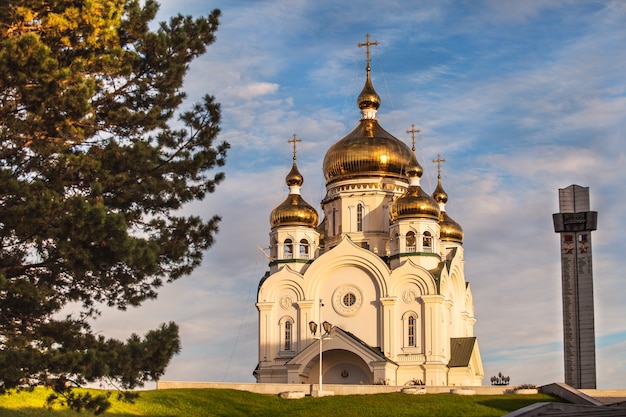 Foto catedral ortodoxa ao pôr do sol em khabarovsk, rússia