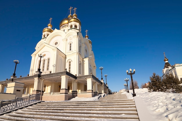 Foto catedral ortodoxa no inverno em khabarovsk, rússia