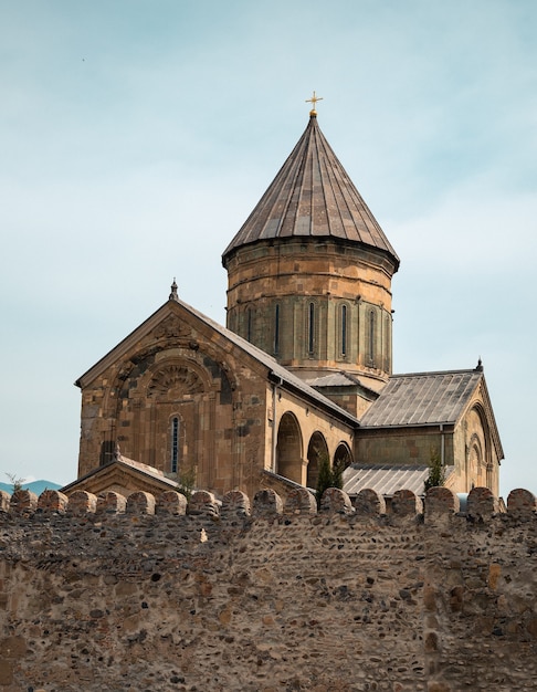 Catedral ortodoxa svetitskhoveli em mtskheta, geórgia. igreja com mural do zodíaco