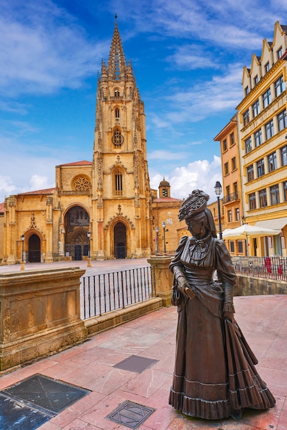 Foto catedral de oviedo y estatua de la regenta en asturias.