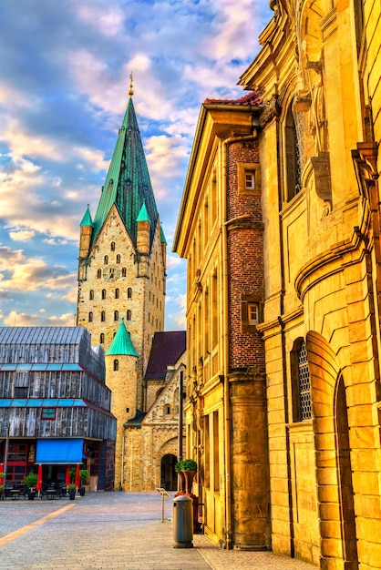 Catedral de Paderborn en Renania del Norte-Westfalia Alemania al atardecer