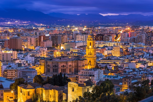 Catedral y paisaje urbano de Málaga en el crepúsculo