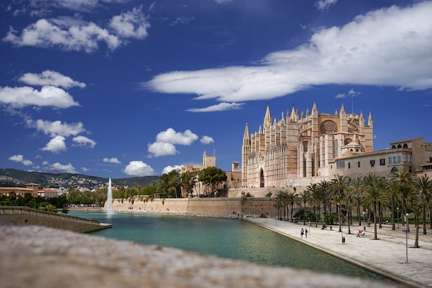 Catedral y Palacio de La Almudaina en Palma de Mallorca, España.