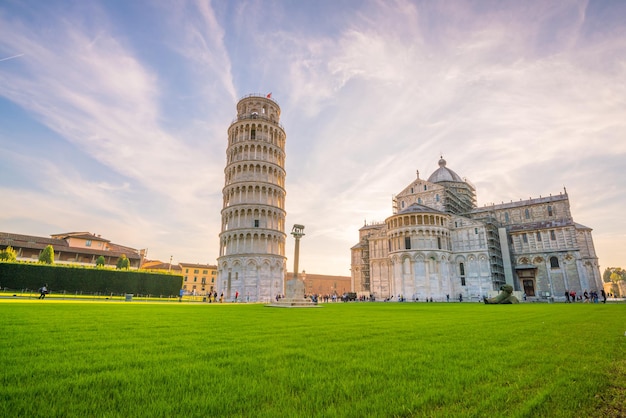 Foto la catedral de pisa y la torre inclinada en un día soleado en pisa, italia.