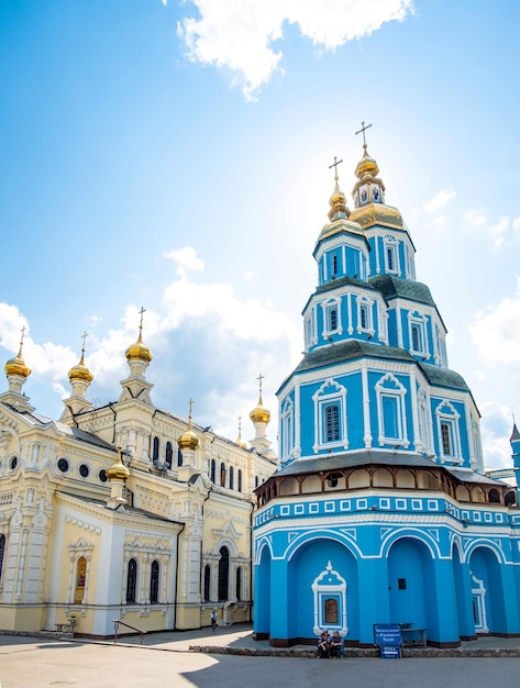 Catedral de Pokrovsky en el centro de Kharkov