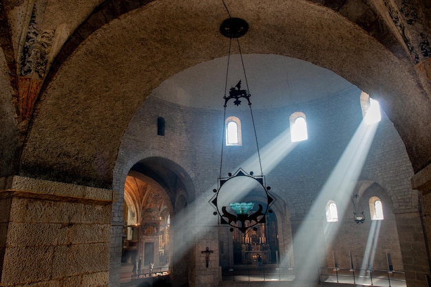 Catedral românica famosa por sua forma circular e afrescos medievais