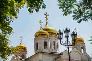 Foto la catedral rusa de spassky con cúpulas doradas