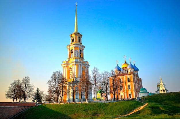 Catedral de Ryazan durante la impresionante puesta de sol de fondo