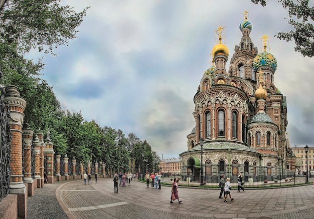 Catedral del Salvador sobre la sangre derramada en San Petersburgo y la celosía calada del jardín