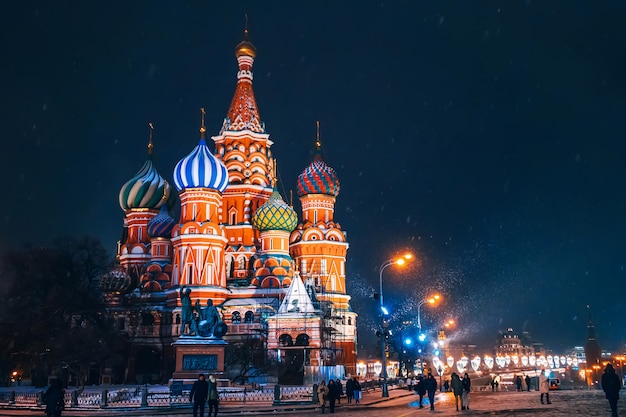 Catedral de San Basilio en la Plaza Roja de Moscú en Rusia en la noche en invierno