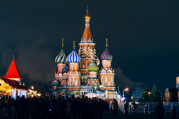 Catedral de San Basilio en la Plaza Roja, Moscú, Rusia. Noche de invierno