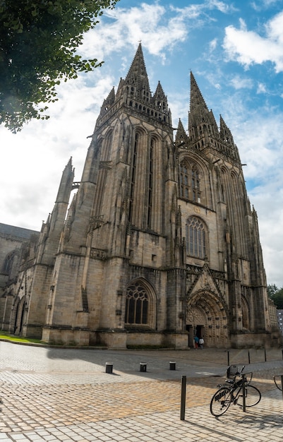 Foto catedral de san corentin, el pueblo medieval de quimper en el departamento de finisterre. bretaña francesa, francia