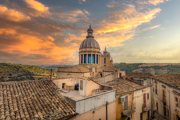 Catedral de San Giorgio en Ragusa al atardecer, Sicilia.