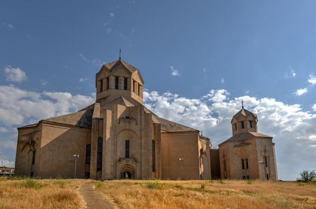 La Catedral de San Gregorio el Iluminador, también conocida como la Catedral de Ereván, es actualmente la catedral más grande de la Iglesia Apostólica Armenia en el mundo.