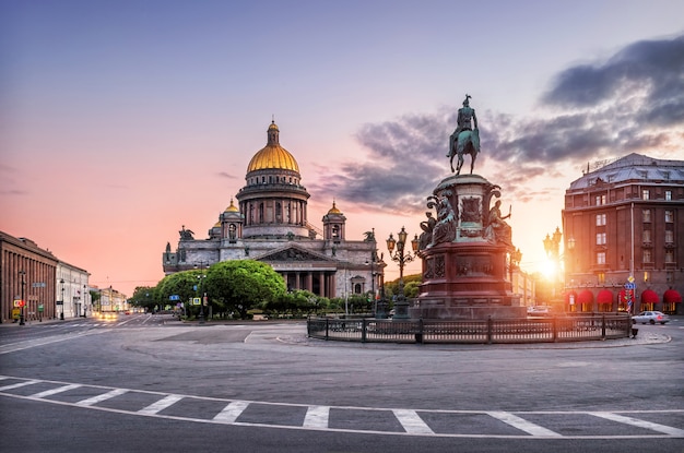 La Catedral de San Isaac bajo el cielo azul y el monumento rosa a Nicolás el Primero en la Plaza de San Isaac, temprano en la mañana en San Petersburgo.