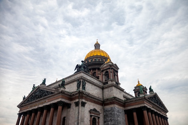 Foto catedral de san isaac en día nublado. museos plaza de isaac. centro paisajístico urbano único de san petersburgo. centro histórico de la ciudad. los mejores lugares turísticos de rusia. capital del imperio ruso