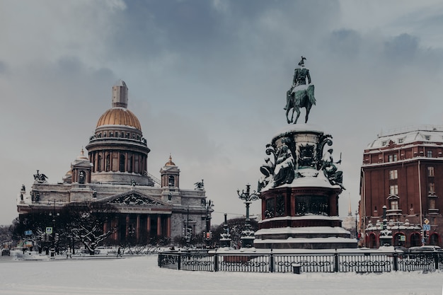 Catedral de San Isaac y Monumento a Nicolás I en San Petersburgo, Rusia, cubierto de nieve