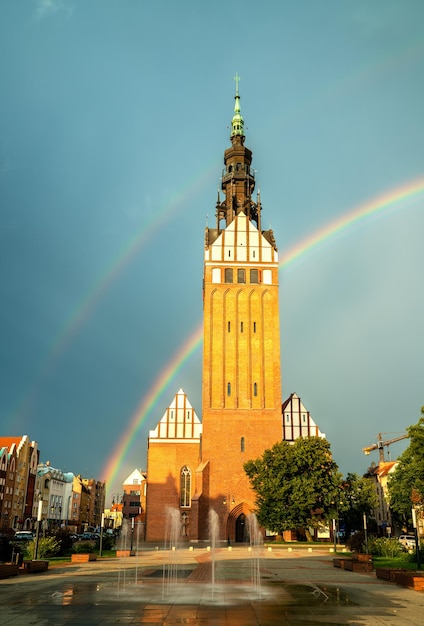 Catedral de San Nicolás con un doble arco iris en Elblag, Polonia